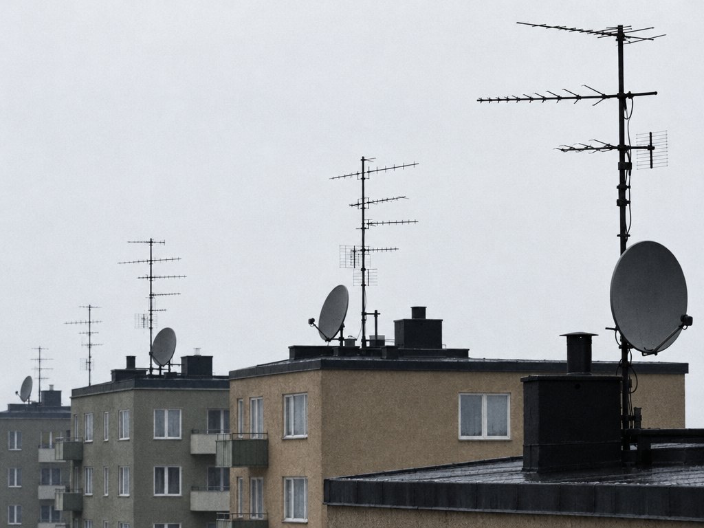 TV-antenner och paraboler på taken av flerfamiljshus